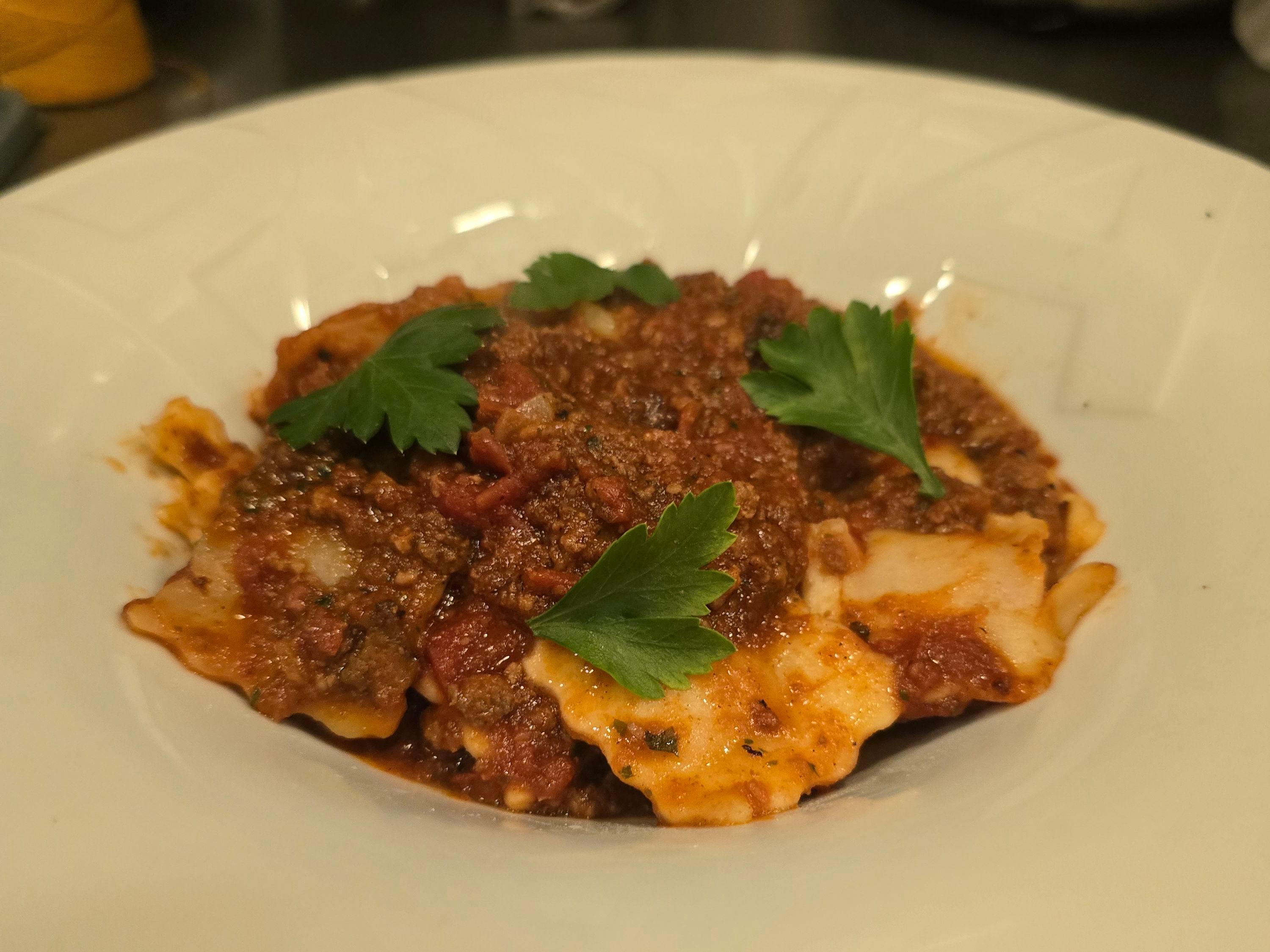 Ravioles con bolognesa + copa de vino